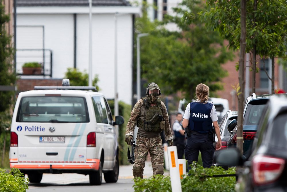 Einsatzkräfte am Samstagmorgen am Tatort in Merksplas (Bild: Kristof Van Accom/Belga)