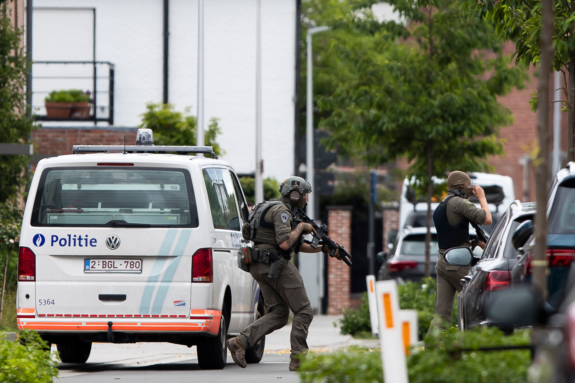 Einsatzkräfte am Samstagmorgen am Tatort in Merksplas (Bild: Kristof Van Accom/Belga)