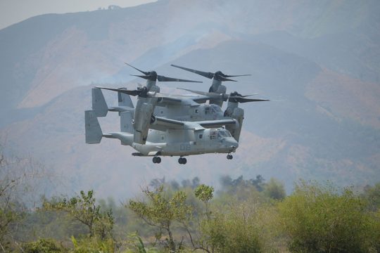 Ein US-Militärhubschrauber des Typs V-22 Osprey ist in Südkalifornien aus noch ungeklärten Gründen abgestürzt (Bild: Ted Aljibe/AFP)