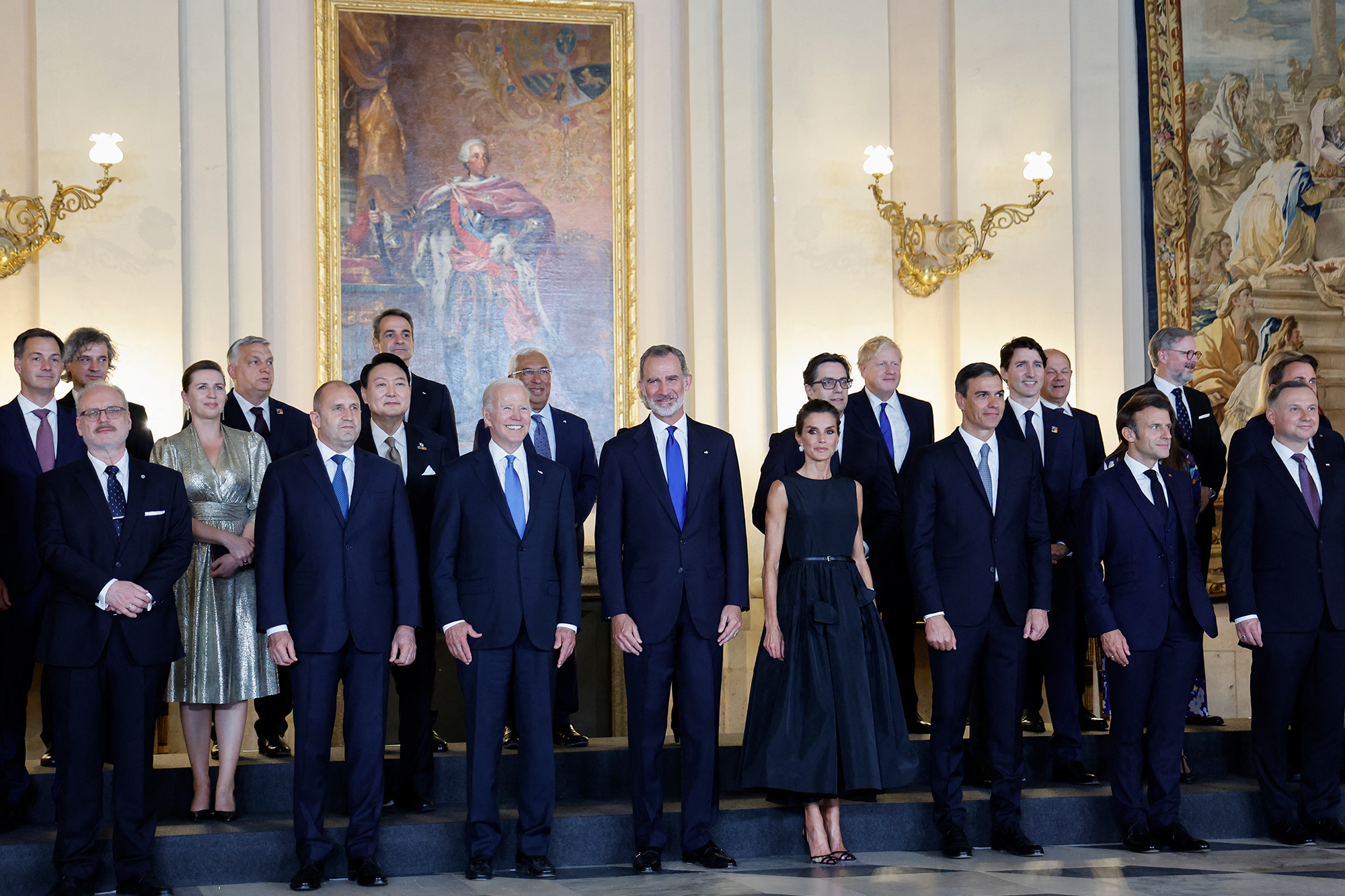 Am Vorabend des Nato-Gipfels in Madrid gab es bereits ein gemeinsames Foto mit dem spanischen König Felipe und seiner Frau, Königin Letizia (Bild: Jonathan Ernst/Pool/AFP)