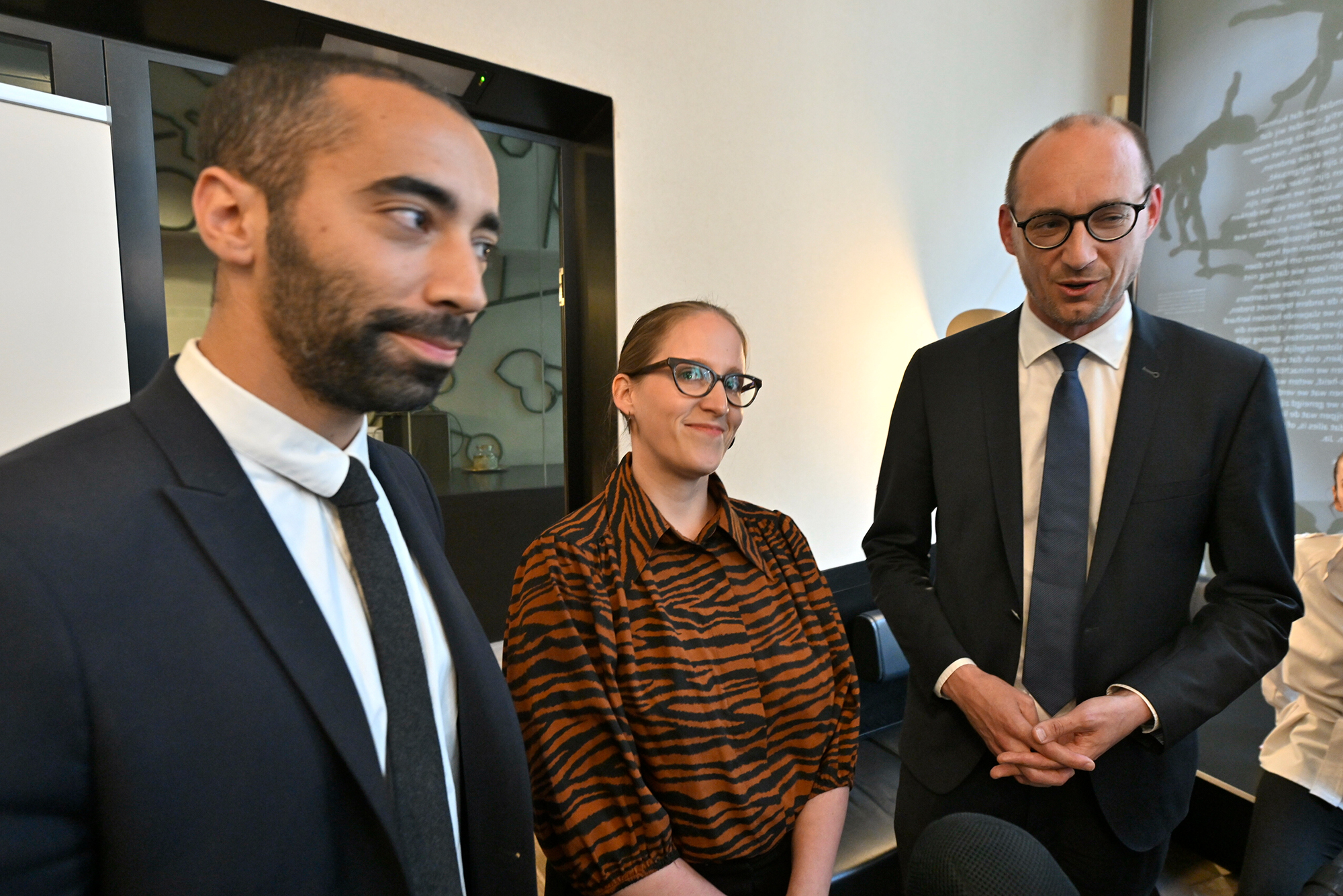 Die neue Asylstaatssekretärin Nicole de Moor zusammen mit dem neuen CD&V-Parteichef Sammy Mahdi (li.) und Finanzminister Vincent Van Peteghem (CD&V) (Bild: Eric Lalmand/Belga)