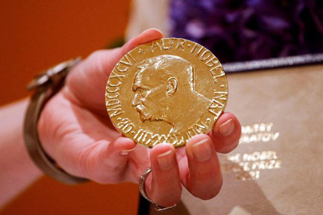 Die Friedensnobelpreismedaille des russischen regimekritischen Journalisten Dimitry Muratow ist für den guten Zweck versteigert worden (Bild: Kena Betancur/AFP)