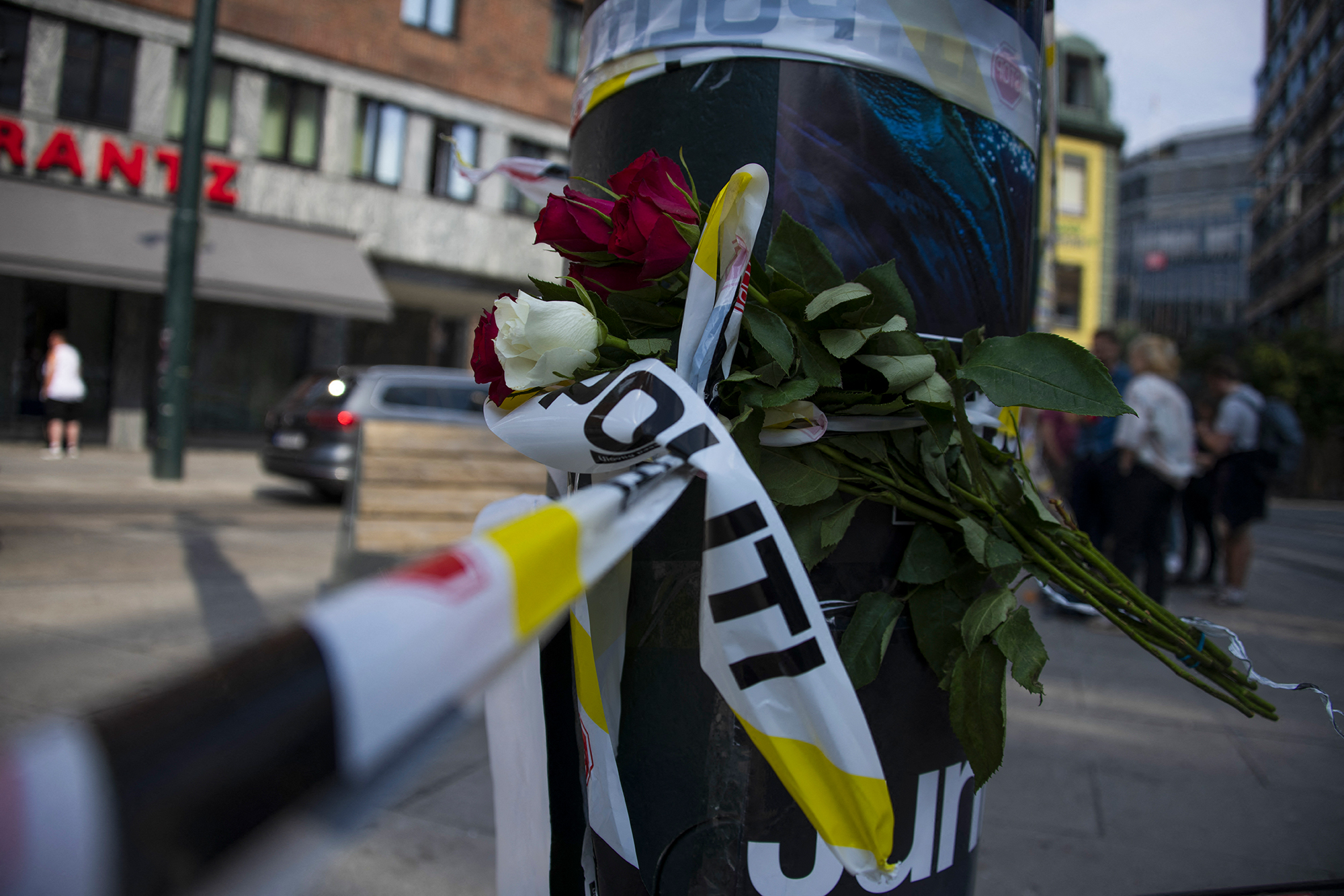 Blumen am Tatort des Anschlags in Oslo (Bild: Olivier Morin/AFP)