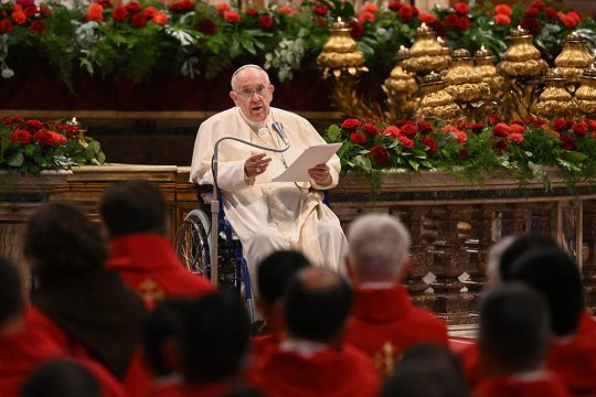 Wegen Knieproblemen musste Papst Franziskus während der Pfingstmesse im Rollstuhl sitzen (Bild: Tiziana Fabi/AFP)