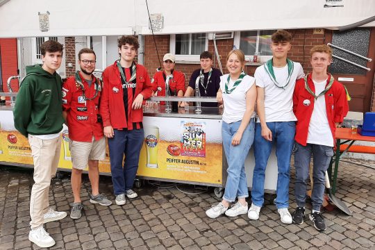 Können trotzdem noch lächeln: die Pfadfinder der Einheit Sankt Martin (Bild: Andreas Lejeune/BRF)