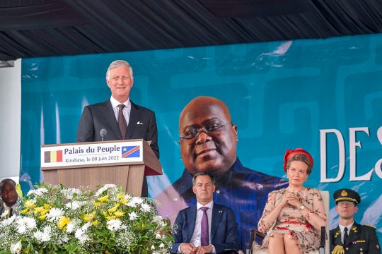 König Philippe bei seiner Rede im "Palais du Peuple" in Kinshasa, Sitz des kongolesischen Parlaments (Bild: Arsene Mpiana/AFP)