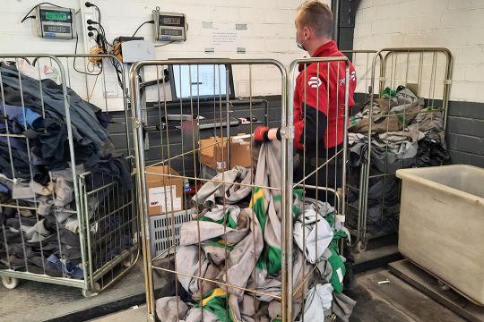 Zurzeit befindet sich die Wäscherei für Berufskleidung und Saubermatten noch in der Eupener Niederlassung in der Industriezone. In voraussichtlich einem Jahr wird sie in den ehemaligen Räumen der Chocolaterie stehen (Bild: Chantal Delhez/BRF)