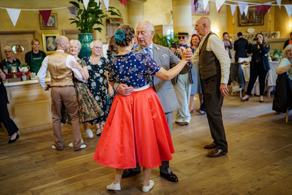Tanztee mit Thronfolger Charles vor "Jubilee"-Feiern (Bild: Ben Birchall/Pool/AFP)
