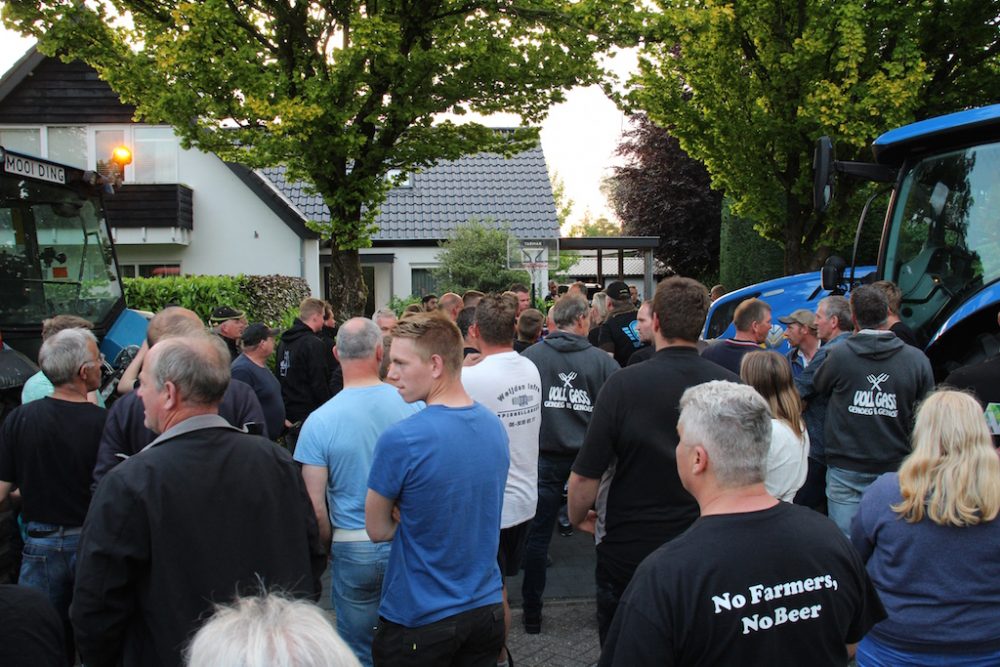 Bauernproteste vor dem Haus von Umweltministerin Christianne van der Wal (Bild: ANP/AFP)