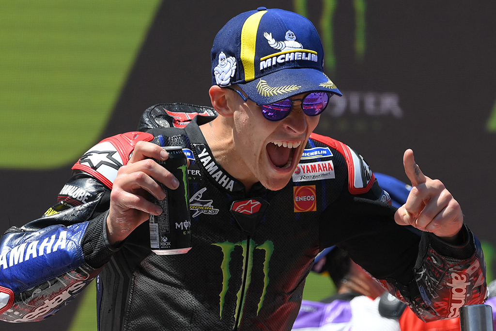 Der Franzose Fabio Quartararo (Yamaha) jubelt über den Sieg in Spanien (Bild: Lluis Gene/AFP)