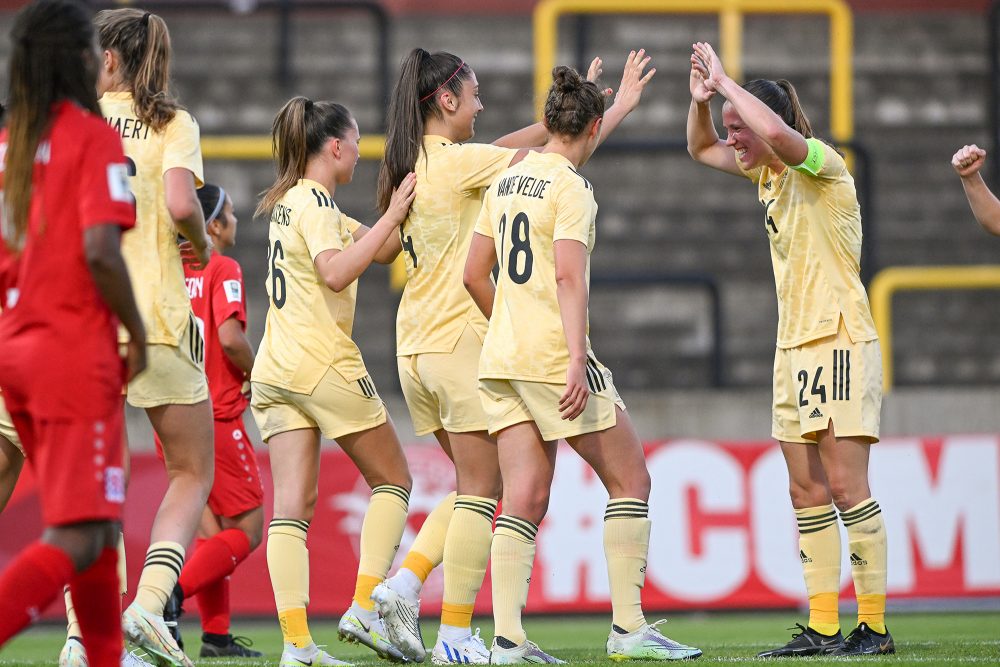 Die belgische Nationalspielerin Amber Tysiak freut sich über ihren Treffer im Freundschaftsspiel der Red Flames gegen Luxemburg (Bild: David Catry/Belga)