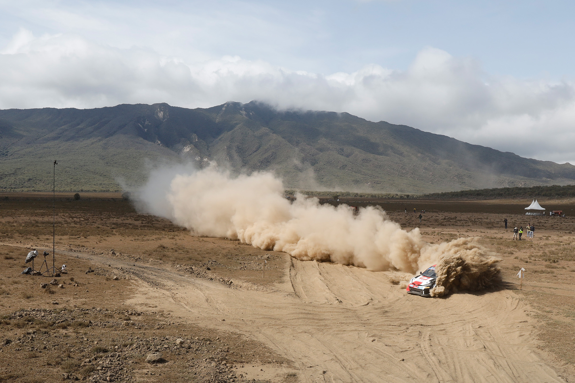 Kalle Rovanperä/Jonne Halttunen beenden die erste Etappe der Safari-Rallye Kenia an der Spitze (Bild: Toyota Gazoo Racing)