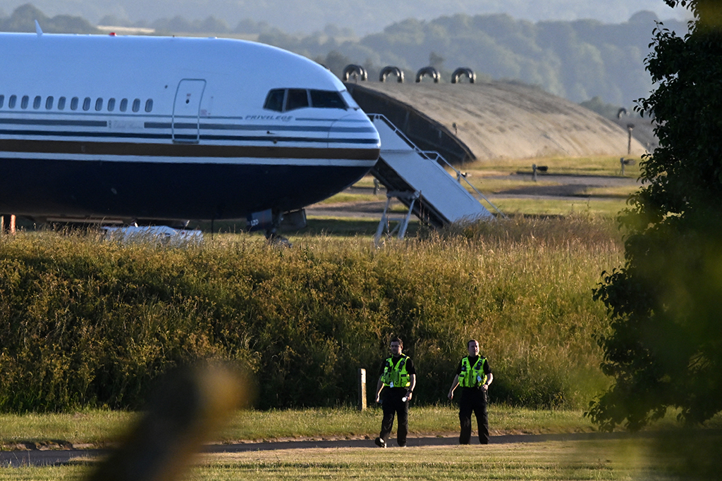 Geplanter Abschiebeflug von England nach Ruanda gestoppt (Bild: Justin Tallis/AFP)