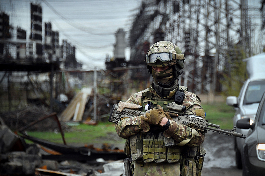 Russischer Soldat in der Stadt Schtschastja, Region Luhansk - das Bild entstand am 13. April im Rahmen einer vom russischen Militär organisierten Fahrt (Bild: Alexander Nemenov/AFP)