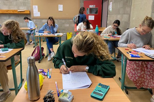 Matheprüfung in der Pater-Damian-Schule in Eupen (Bild: Simonne Doepgen/BRF)