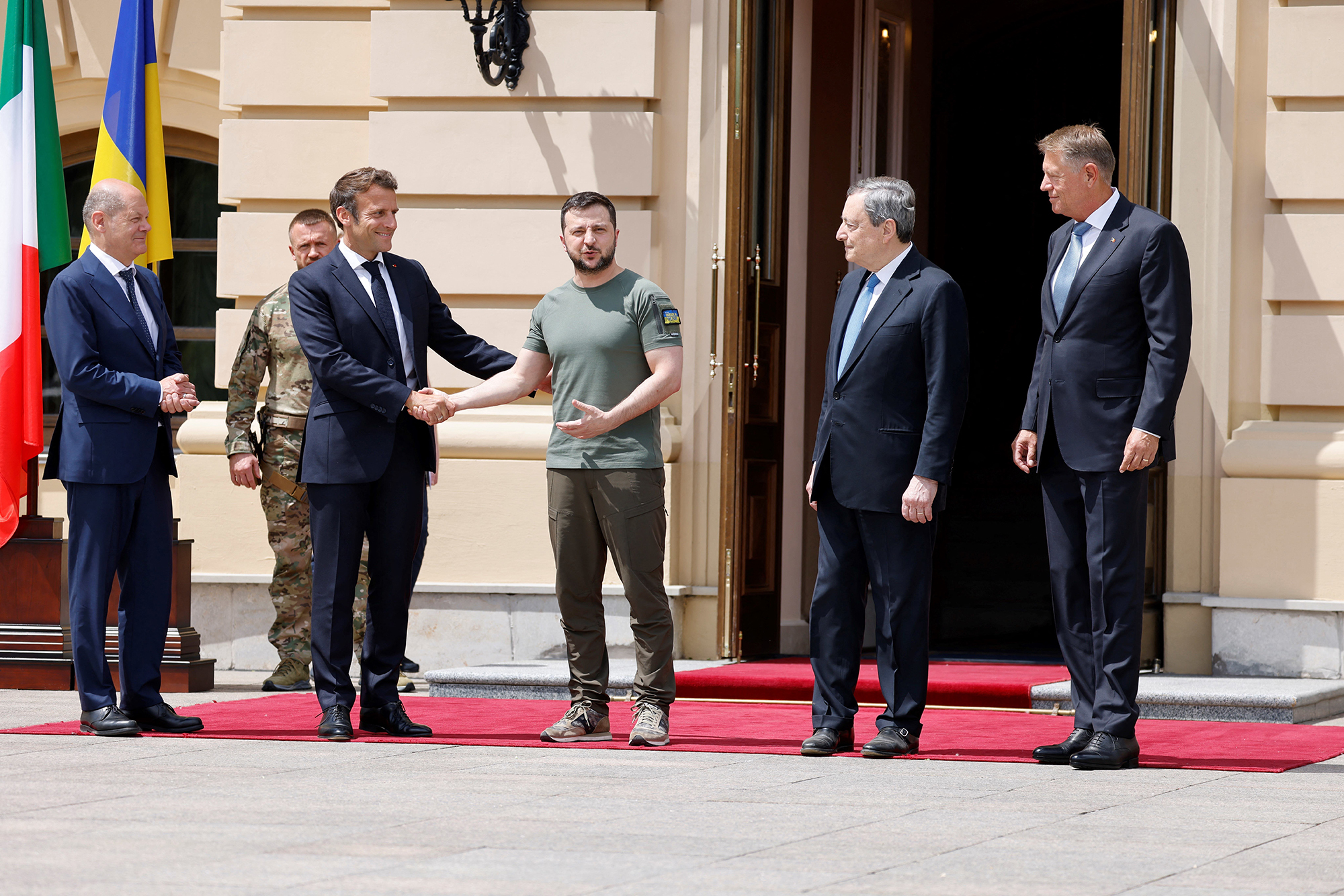 Olaf Scholz, Emmanuel Macron und Mario Draghi mit Wolodymyr Selenskyj (Bild: Ludovic Marin/AFP)