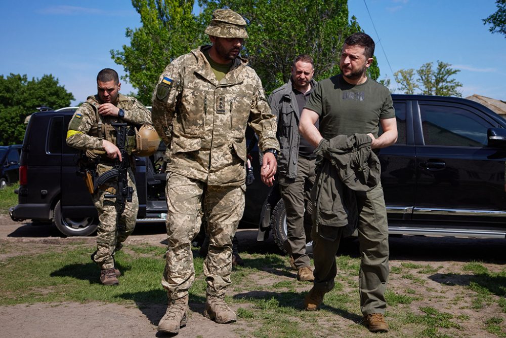 Präsident Selenskyj bei seinem Besuch im Frontgebiet (Bild: STR/Ukrainian Presidential Press-Service/AFP)