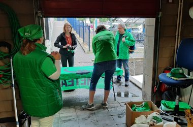 Am Eupener Bahnhof gibt es Kaffee für alle, die zum Streik nach Brüssel fahren (Bild: Manuel Zimmermann/BRF)