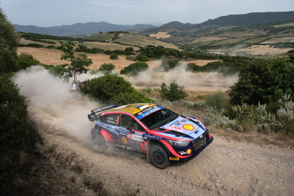 Ott Tänak/Martin Järveoja übernehmen die Führung (Bild: Romain Thuillier/Hyundai Motorsport)