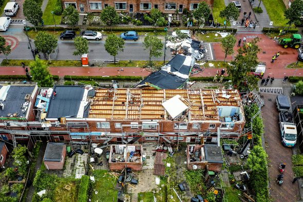 Schäden nach einem Tornado in dem niederländischen Ort Zieriksee (Bild: Jeffrey Groeneweg/ANP/AFP)
