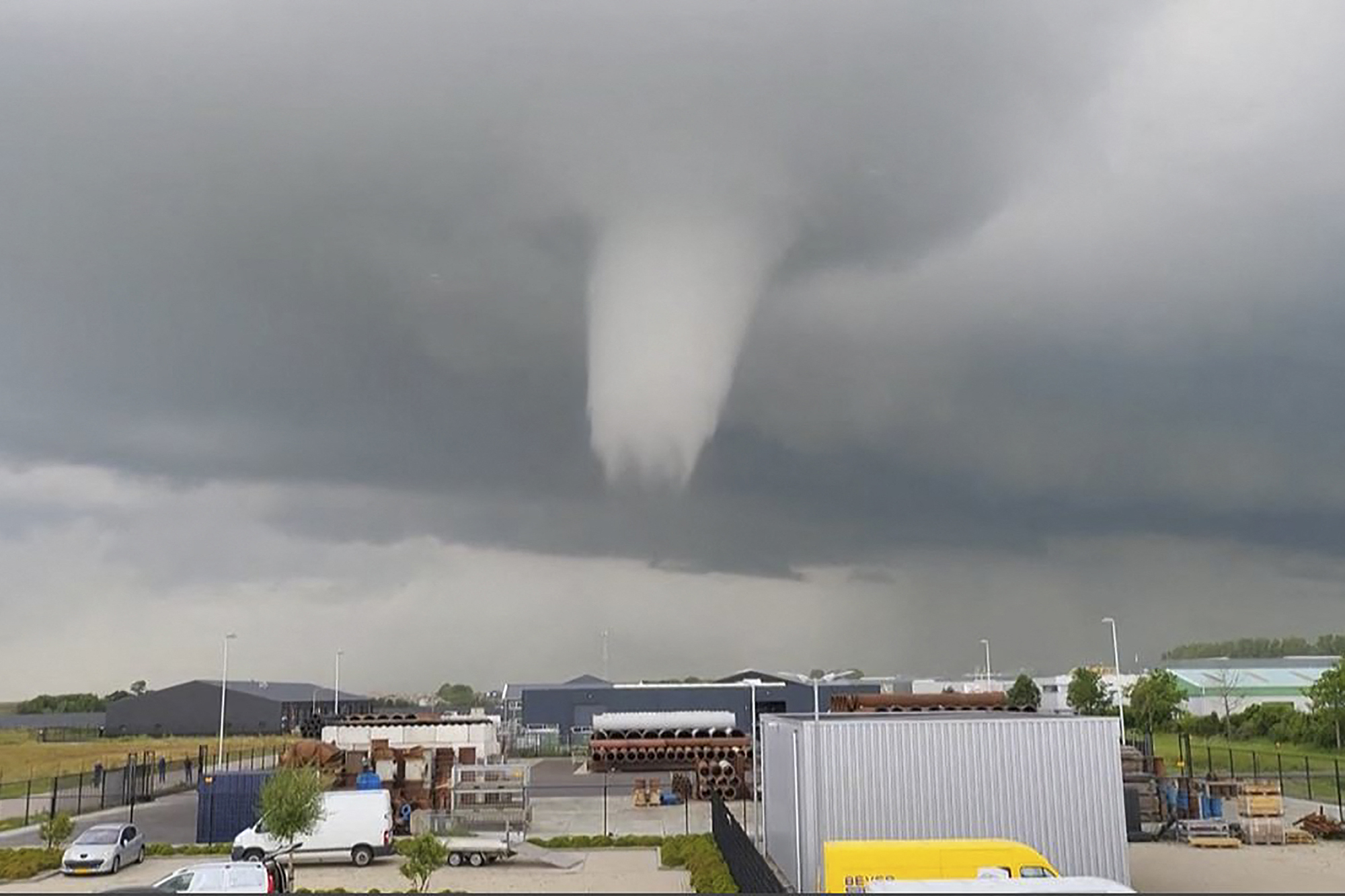 Der Tornado wütete über dem niederländischen Ort Zierikzee (Bild: AFP Photo/Julian Steenbakke)