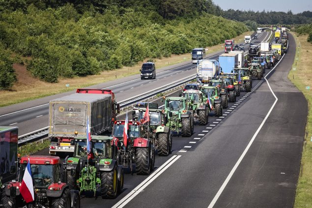 Traktor-Kolonne auf der A1 zwischen Apeldoorn und Stroe (Bild: Bart Maat/ANP/AFP)