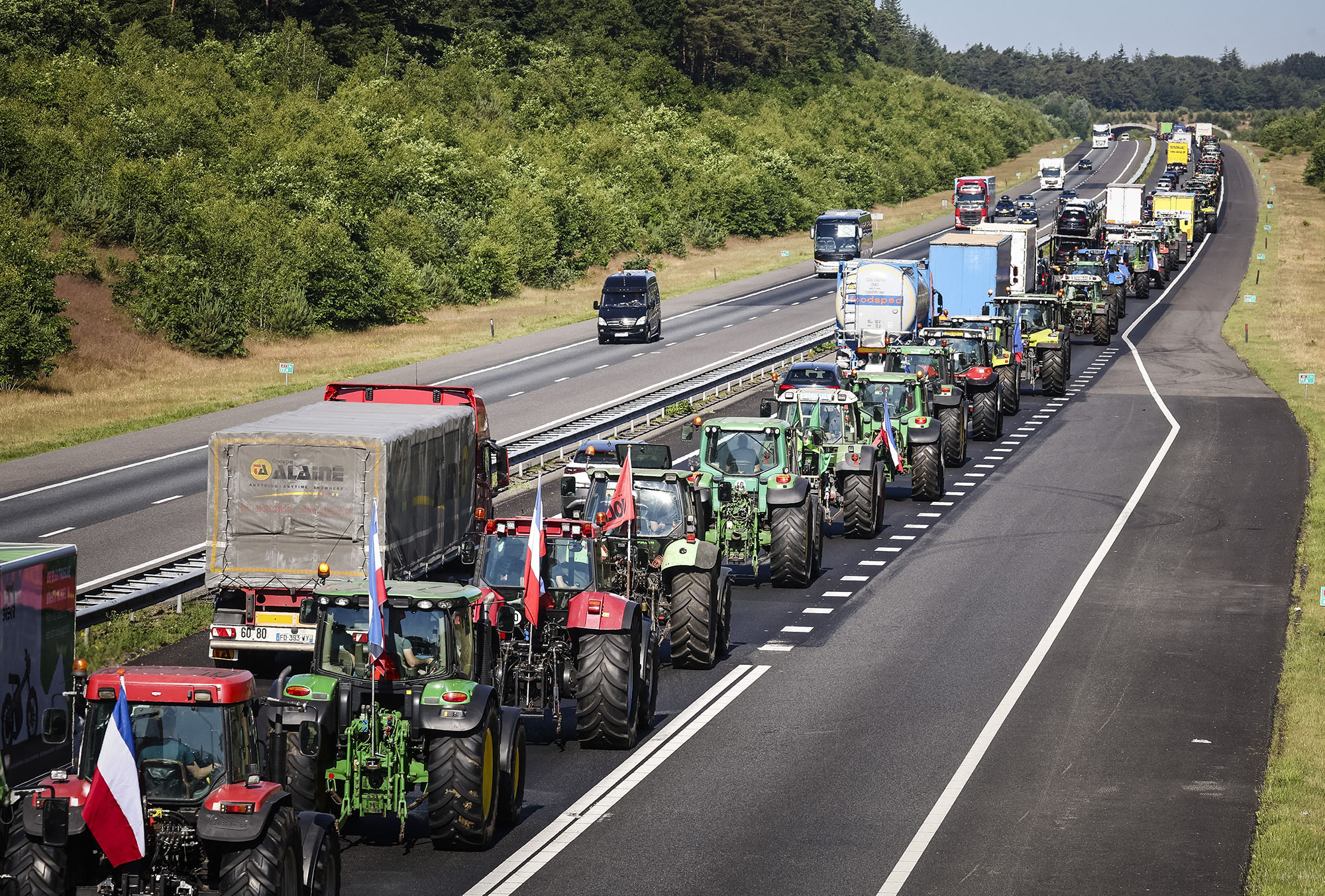 Traktor-Kolonne auf der A1 zwischen Apeldoorn und Stroe (Bild: Bart Maat/ANP/AFP)