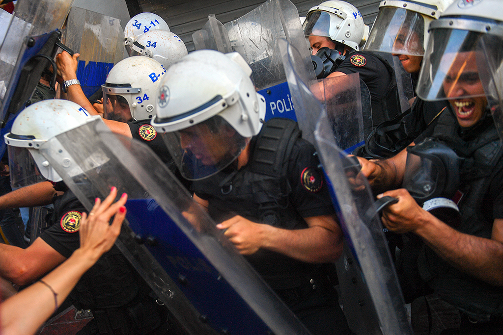 Die Polizei greift nahe des Taksim-Platzes in Istanbul hart durch (Bild: Bulent Kilic/AFP)