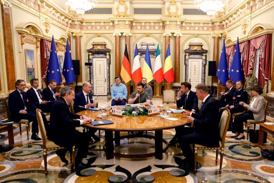Italiens Premierminister Mario Draghi, der deutsche Bundeskanzler Olaf Scholz, der ukrainische Präsident Wolodymyr Selenskyj, Frankreichs Präsident Emmanuel Macron und der rumänische Präsident Klaus Iohannis bei ihrem Treffen in Kiew (v.l.n.r.) (Bild: Ludovic Marin/Pool/AFP)
