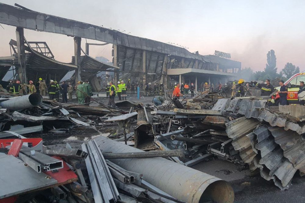 In der ostukrainischen Stadt Krementschuk ist ein Einkaufszentrum mit Raketen beschossen worden (Bild: STR/Ukraine's State Emergency Service/AFP)