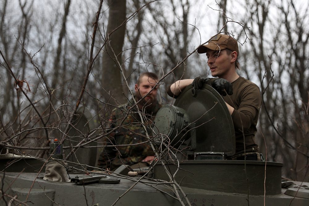 Ukrainische Soldaten in einem Panzer (Archivbild: Anatolii Stepanov/AFP)