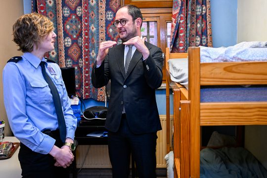 Justizminister Vincent Van Quickenborne bei einem Besuch im Gefängnis von Gent (Bild: Laurie Dieffembacq/Belga)