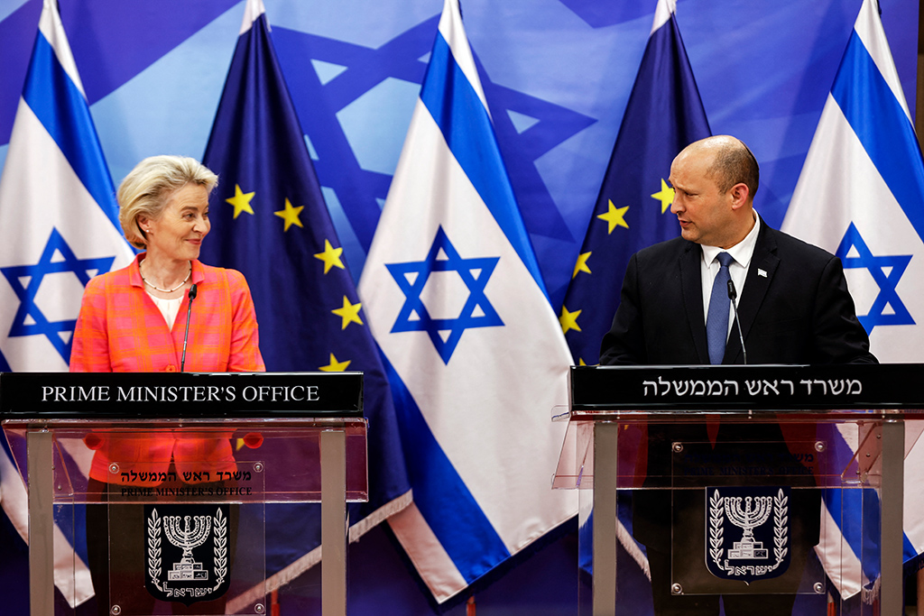 EU-Kommissionspräsidentin Ursula von der Leyen und der israelische Premier Naftali Bennett (Bild: Amir Cohen/Pool/AFP)