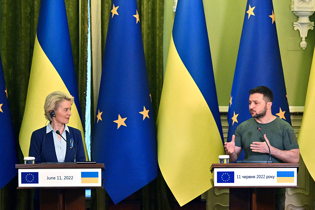 Der ukrainische Präsident Selenskyj und EU-Kommissionspräsidentin von der Leyen bei ihrem Treffen in Kiew (Bild: Sergei Supinsky/AFP)