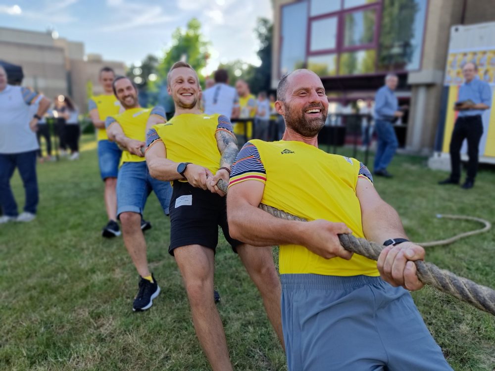 Am Mittwoch fand im Garten des Belgischen Olympischen Komitees ein erstes Kennenlernen aller Athleten statt: Auf dem Programm stand unter anderem Tauziehen ... (Bild: Christophe Ramjoie/BRF)