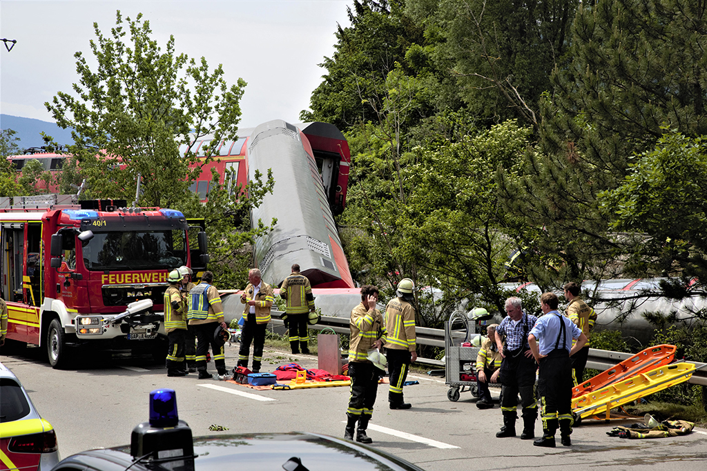 Feuerwehr und Rettungsdienste am Freitag am Unglücksort (Bild: Josef Hornsteiner/Münchner Merkur/AFP)