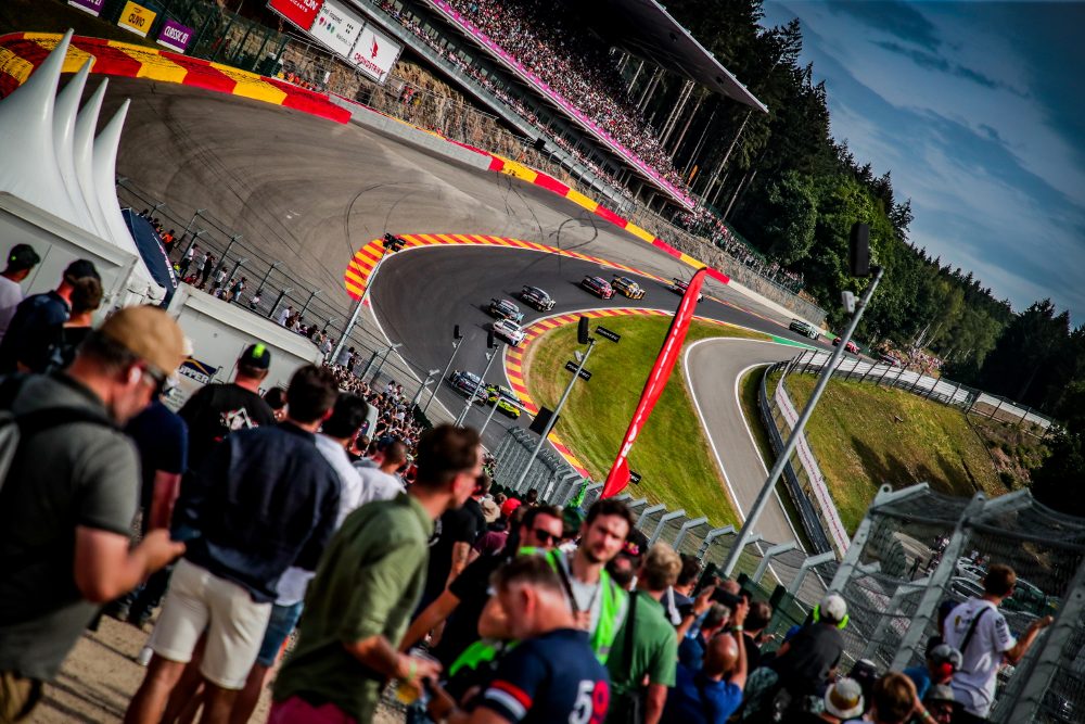 Start des 24-Stunden-Rennens von Spa 2022 (Bild: Jules Benichou/SRO)