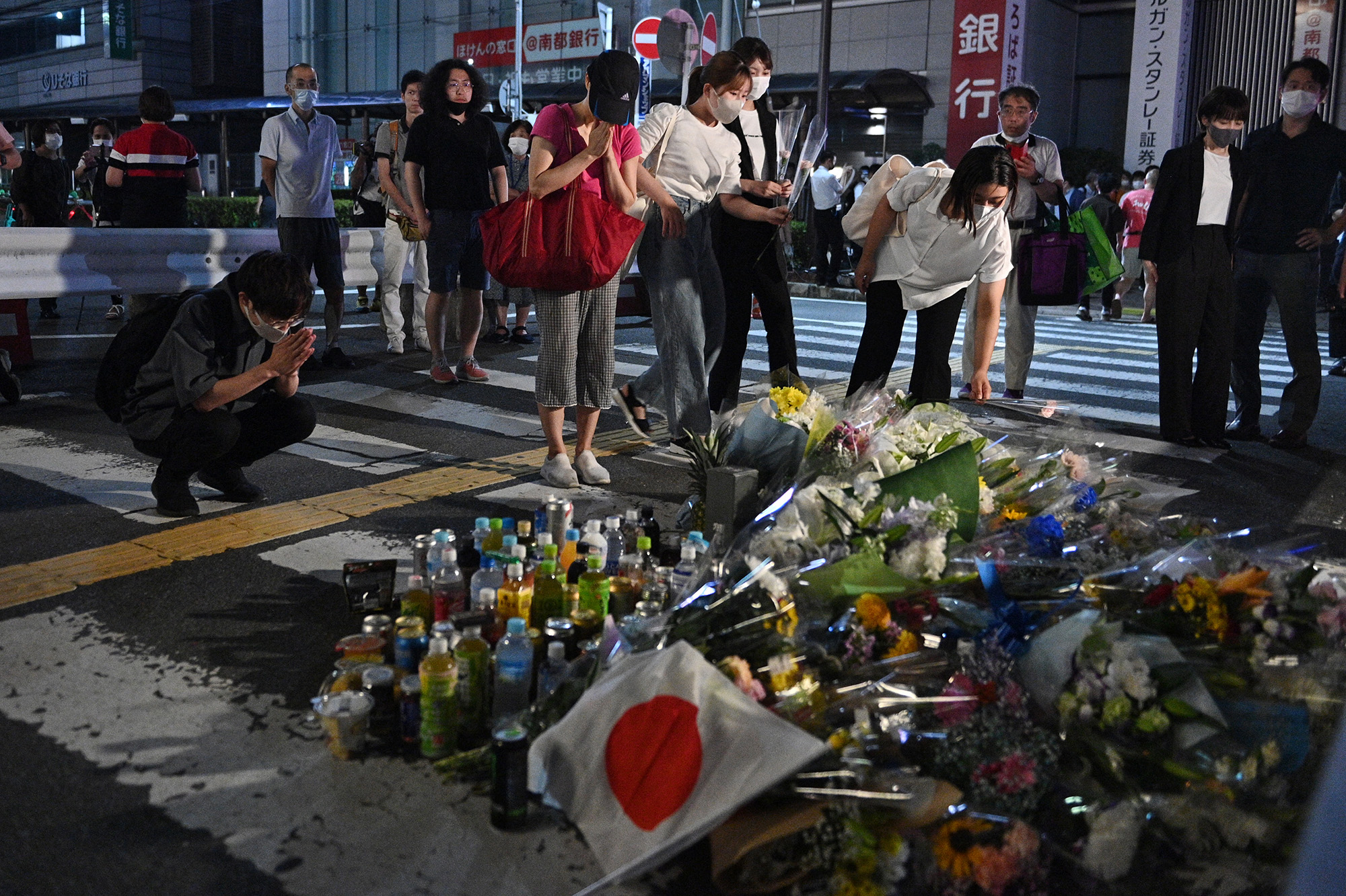 Blumen am Tatort in Nara (Bild: Philip Fong/AFP)