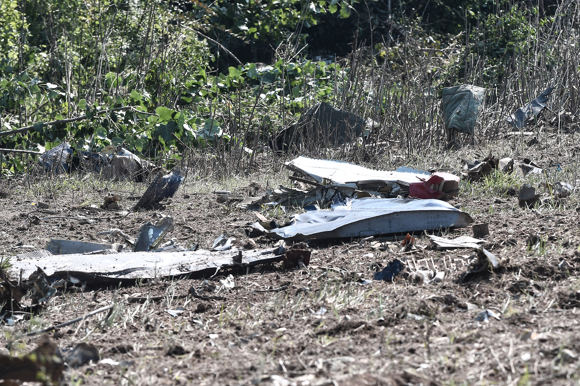 Trümmerteile der abgestürzten Antonov-Maschine in der Nähe der griechischen Stadt Kavala (Bild: Sakis Mitrolidis/AFP)