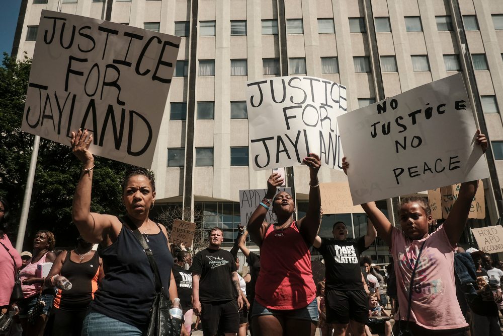 Menschendemonstrieren in Akron nach der Erschießung von Jayland Walker (Bild: Matthew Hatcher/AFP)