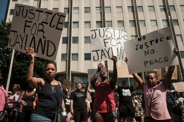 Menschendemonstrieren in Akron nach der Erschießung von Jayland Walker (Bild: Matthew Hatcher/AFP)