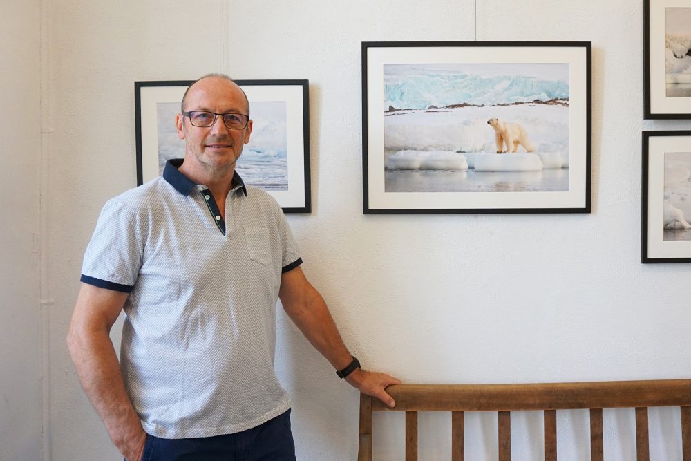 Alain Lennertz vor seinen Fotografien (Bild: Dogan Malicki/BRF)