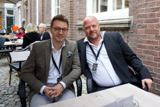 Alexander Wahl aus Büllingen und Stephan Laschet aus Eynatten singen im Orchester von André Rieu (Bild: Dogan Malicki/BRF)