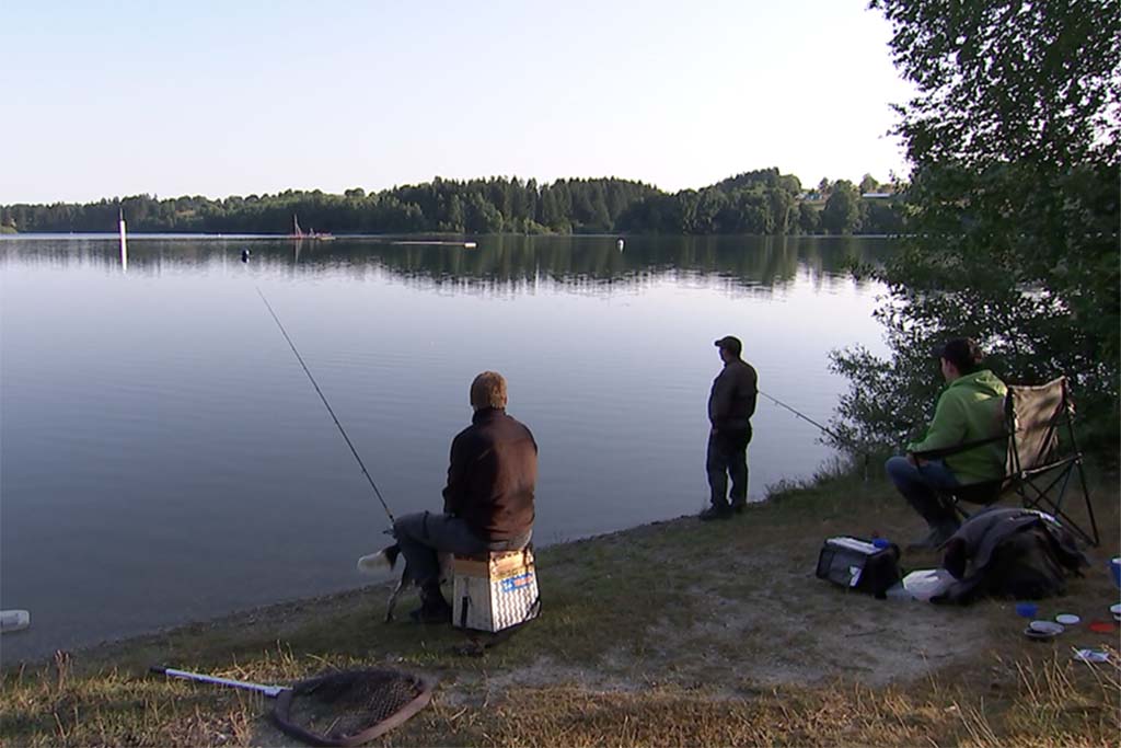 Bütgenbacher See beliebt bei Anglern (Bild: BRF Fernsehen)