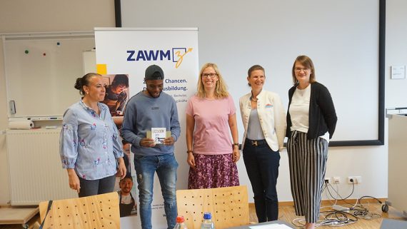 Vlnr: Bildungsministerin Lydia Klinkenberg, Geselle Eternel Luntadila, Förderpädagogin Carola Müller, geschäftsführende IAWM-Direktorin Verena Greten und IAWM-Standortleiterin Caroline Gerckens (Bild: Dogan Malicki/BRF)