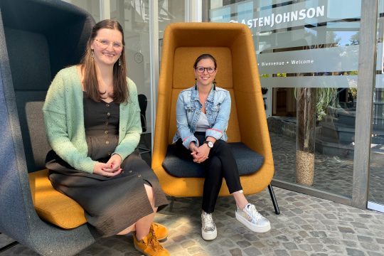 Anaëlle Roemans, seit 2020 im Management von AstenJohnsen, und Mélanie Defaaz, Personalleiterin bei AstenJohnsen (Bild: BRF)