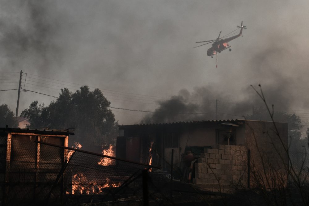 Löscharbeiten in Norden von Athen (Bild: Tatiana Bolari/Eurokinissi/AFP)