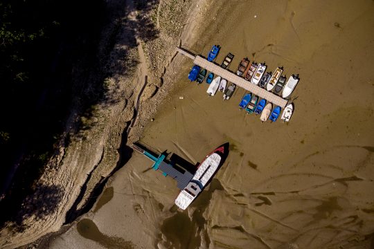 Der Lac des Brenets an der Grenze zwischen Frankreich und der Schweiz ist stellenweise völlig ausgetrocknet (Bild: Fabrice Coffrini/AFP)