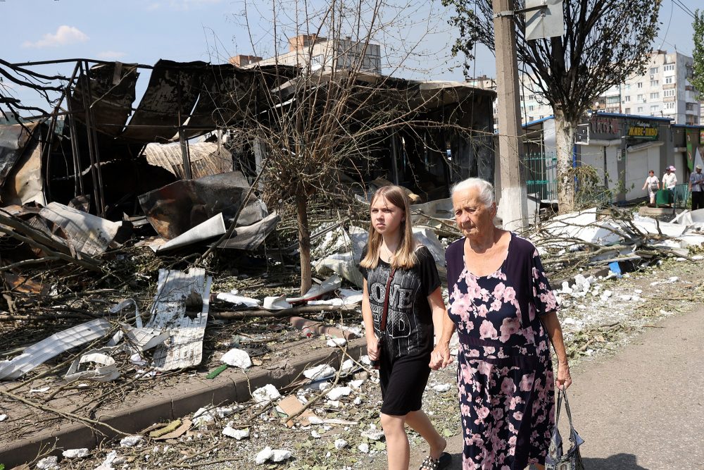 Ein von russischen Raketen zerstörtes Geschäft in der Stadt Bachmut in der Region Donezk (Bild: Anatolii Stepanov/AFP)