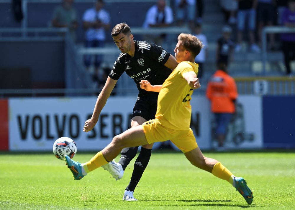 Jan Gorenc (AS Eupen) käpft gegen einen Spieler von Alemannia Aachen um den Ball (Bild: John Thys/Belga)